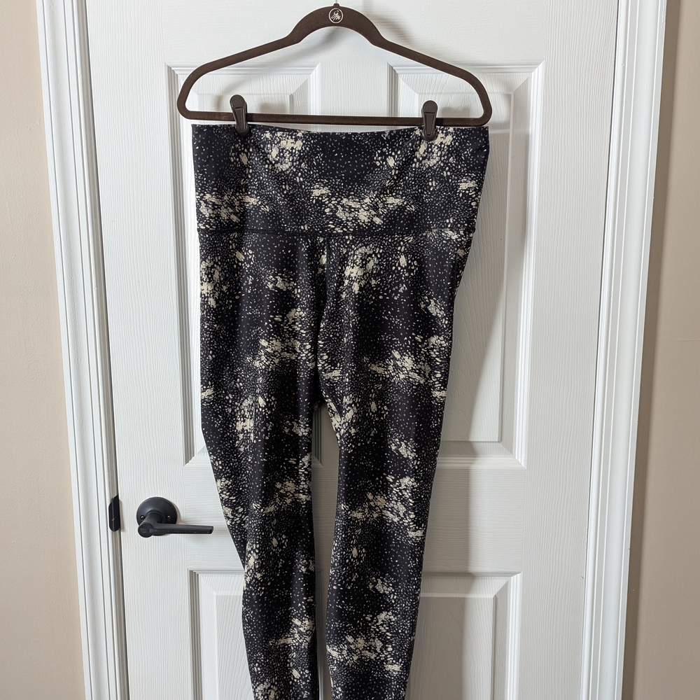 Old Navy Active Black and White Patterned Leggings